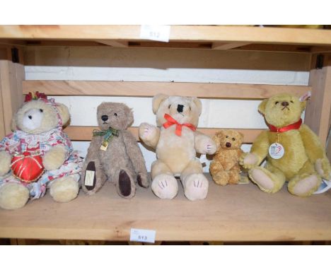 MIXED LOT COMPRISING A SMALL STEIFF 100 YEAR ANNIVERSARY BEAR TOGETHER WITH A DEANS RAGBOOK BEAR AND THREE OTHERS (5)