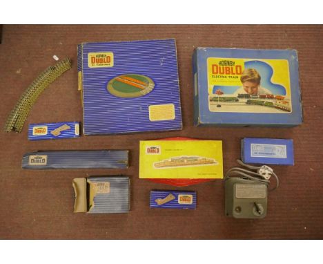 Collection of 00 gauge railway engine, carriage, track station etc 