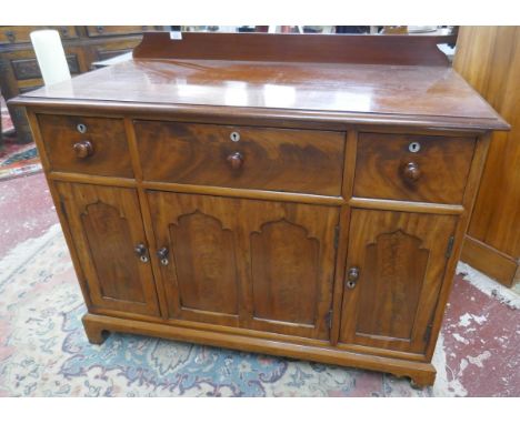 Victorian mahogany 3 door mother-of-pearl inlay chiffonier - Approx size: W: 109cm D: 58cm H: 89cm 