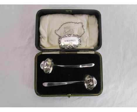 Cased silver whisky ladle, strainer and decanter tag