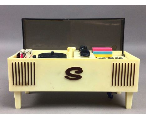 SINDY MUSIC CENTRE TRANSISTOR RADIO,by Marx Toys, boxedThe music centre is missing the battery cover, we are unable to confir