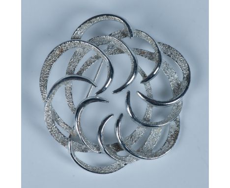 Beautiful textured silver metal brooch pin. Sarah Coventry stamp and standard safety clasp on the back. Artist: Sarah Coventr