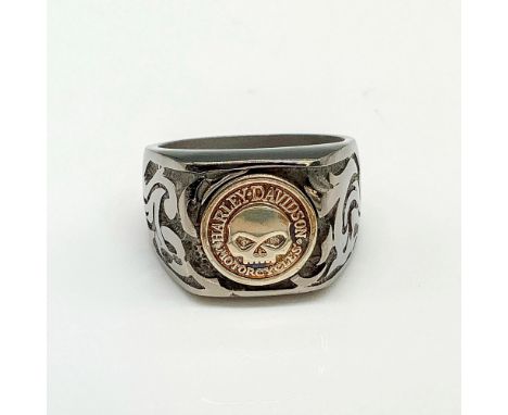 Chunky band with skull emblem and carved flames on either side. Titanium and 925 stamped inside band. Size 12.25. Condition: 