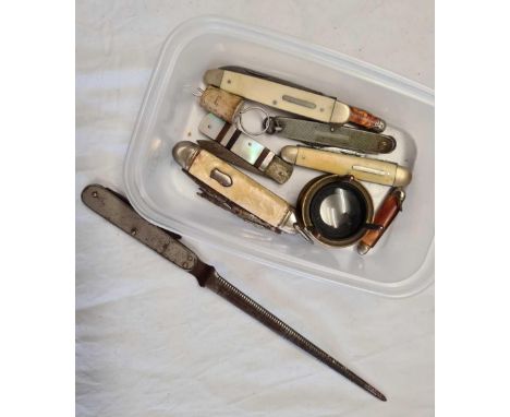 SMALL TUB OF VINTAGE POCKET KNIVES, LETTER OPENER &amp; MAGNIFIER