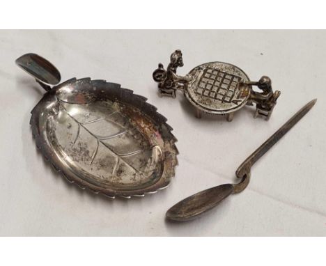 A COPY OF A STERLING SILVER MINIATURE ROMAN SPOON, SMALL QUALITY SILVER LEAF ASHTRAY &amp; NOVELTY OF 2 MEN PLAYING CHESS