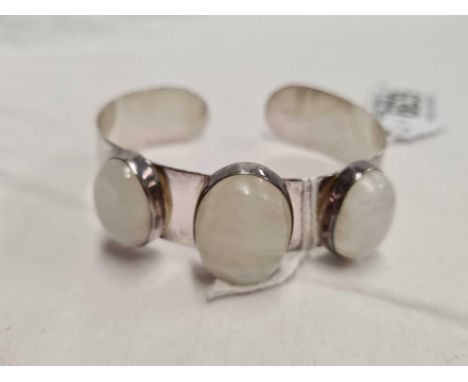 SILVER TORQUE BANGLE SET WITH 3 AGATE STONES