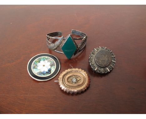 A quantity of jewellery including yellow metal brooch, bangle etc  