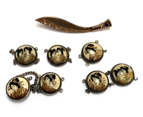 A yellow metal kukhri tie clip, the hilt set with a sapphire, 6cmL; together with seven Japanese satsuma pottery bracelet pan