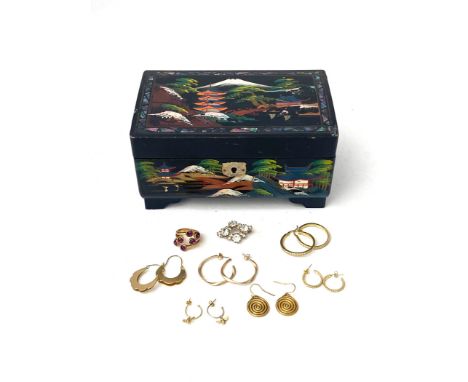 A Japanese lacquered jewellery box with abalone shell inlay containing a small quantity of costume jewellery, including a Pil