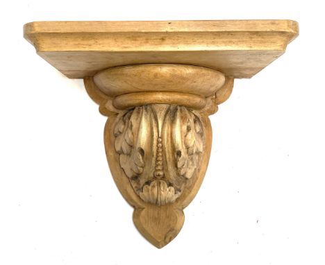 A carved pine wall bracket with acanthus detail, 32cmW