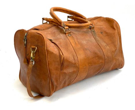A vintage tan leather holdall (zip af), 50cmW