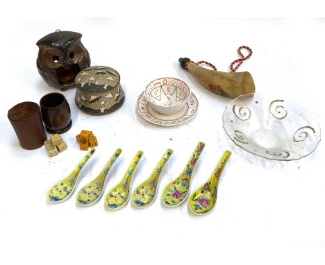 A mixed lot to include; six yellow floral decorated Chinese soup spoons the largest 14.5cm, a bone horn decorated with Kander