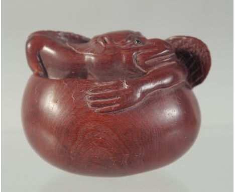 A LARGE CARVED WOOD NETSUKE 6.5cm