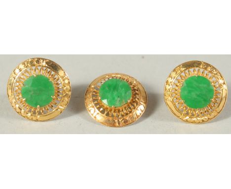 A PAIR OF 22CT GOLD JADE EARRINGS AND PENDANT.