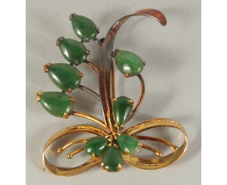 A 14CT GOLD AND JADE SPRAY BROOCH.