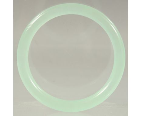 A CHINESE ICY CELADON JADE BANGLE.