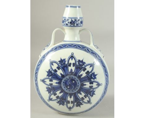 A CHINESE BLUE AND WHITE PORCELAIN TWIN HANDLED MOON FLASK. 27.5 cm high.