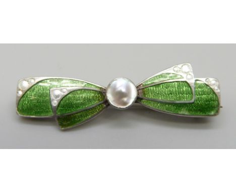 A Charles Horner silver brooch set with a pearl and guilloche green enamel, 3.5g, 4cm