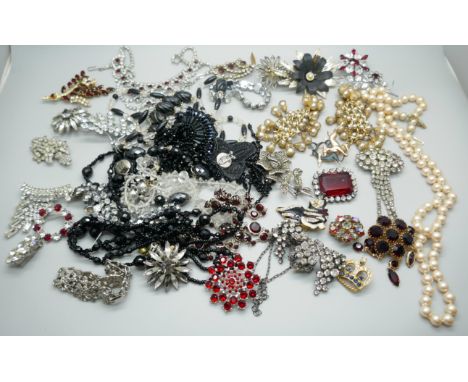 A collection of vintage paste and bead jewellery 