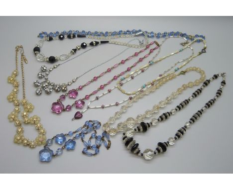 Ten vintage necklets 