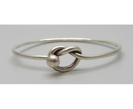 A silver torque bangle with knot design, 15g, 6.5 x 5.5cm