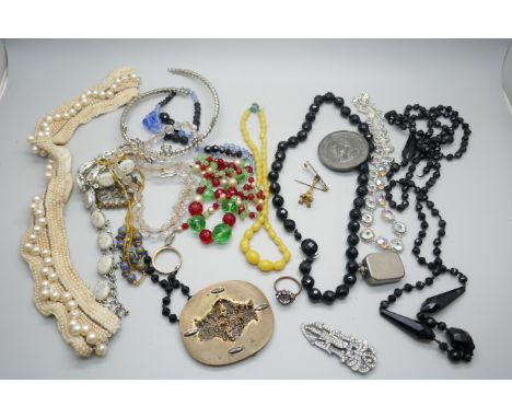 A collection of vintage jewellery 