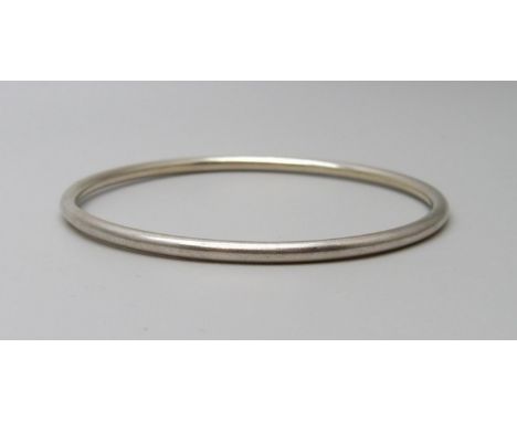 A 9ct white gold bangle, 16.9g, 61/62mm