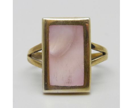 A silver gilt mother of pearl set ring, O