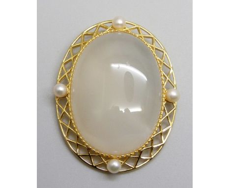 A silver gilt Gemporia white agate and pearl pendant, 3.8cm, with certificate