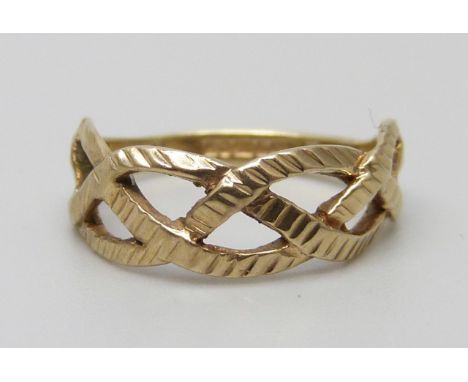 A 9ct gold Celtic design ring, 1.1g, E