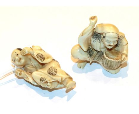 Japanese ivory netsuke, kneeling man with a basket, 4.5cm high; and another carrying a gourd, 4.5cm high (2) .  Total weight 