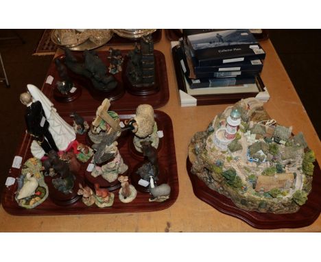 Lilliput Lane 'Out of the Storm', model No. L2064, limited edition 2058/3000, on wood base with box and certificate; together
