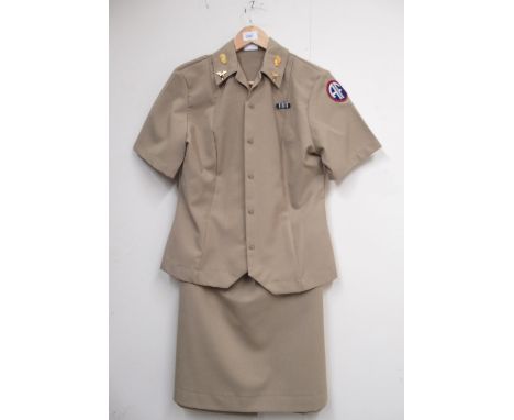 U.S. Army women's officer tunic with skirt, with WWII nurse badges and a Berlin Airlift Humane Action medal ribbon, W39cm. Al