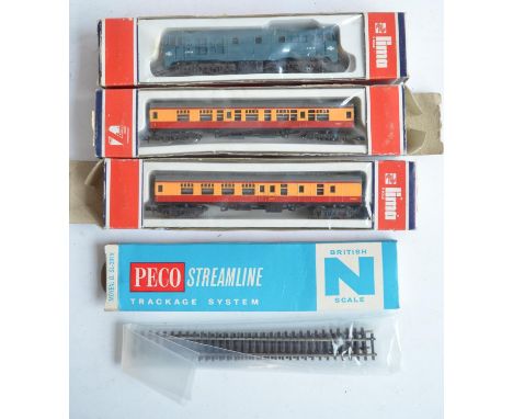Lima N gauge BR blue Class 31 D5518 diesel electric locomotive model, 2 Lima passenger coaches (all in excellent condition, b