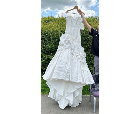 New ladies Wedding dress, retail stock clearance ( may have marks or very light damage) size 6, Sophie Trolly 