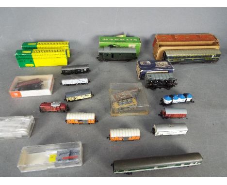 Marklin, Hornby Dublo, Fleischmann, Roco, Minitrix, Other - An unboxed Rivarossi N gauge Continental Diesel locomotive with a