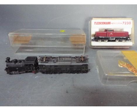 Fleischmann - A boxed Fleischmann #7230 N gauge diesel locomotive 212 181-2 in DB maroon livery; with two unboxed locomotives