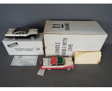 Danbury Mint - 2 x 1955 Ford Fairlane Crown Victoria models in 1:24 scale. The cars appear to be Very Good but are very dusty