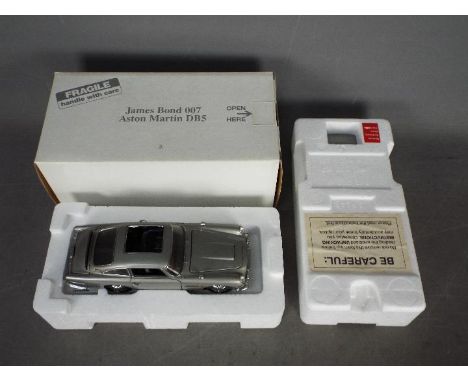 Danbury Mint - James Bond Aston Martin DB5 in 1:24 scale. This highly detailed model appears Mint but is dusty from being out