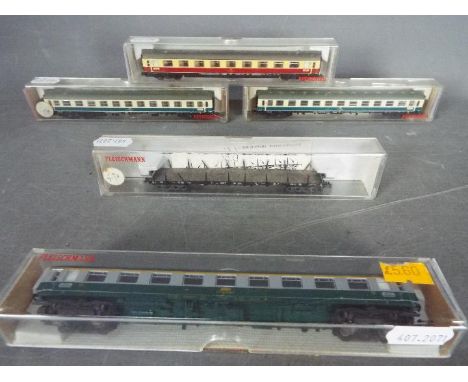 Fleischmann - Five boxed N gauge items of Continental passenger coaches and freight rolling stock by Fleischmann. Lot include