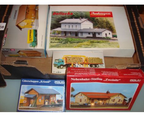 HO GAUGE - A tray of HO scale building kits by Auhagen, Kibri, and Pola - contents unchecked, but some are still sealed - (Q)