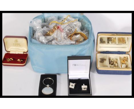 A good collection of vintage costume jewellery to include bracelets , bangles , yellow metal items , brooches , Rhinestone sp