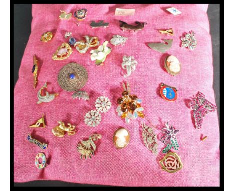 A collection of vintage and contemporary costume jewellery ladies broaches to include marcasite, enamel examples. Please refe