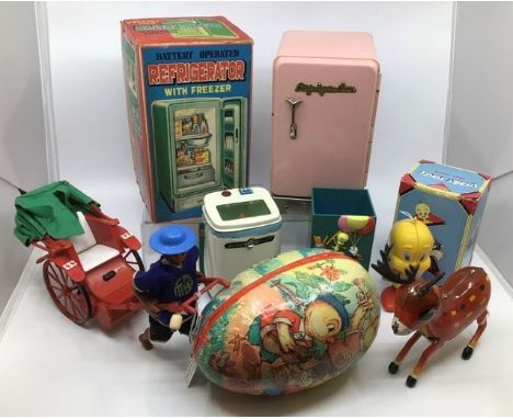Tinplate: A vintage, tinplate battery operated Refrigerator (untested), Japan, Boxed, together with clockwork washing machine