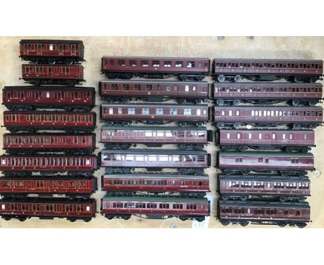 Railway: quantity of 00 gauge passenger coaches, Hornby, Bachmann and some kit built. All in used condition. Please study pic