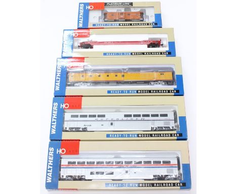 Walthers: A collection of five boxed Walthers items to comprise: Amtrak Superliner I Coach, 932-6162; 85' Superliner II Dinin