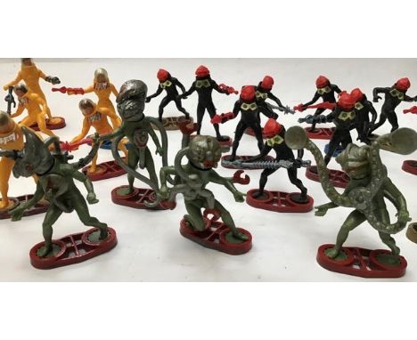 Britains: A collection of assorted Britains Starguard spacemen and Aliens, Aohna Palace Guard soldier and sentry box, assorte