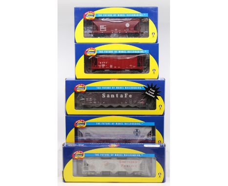 Athearn: A collection of five boxed Athearn items, to comprise: MKT 40' 2600 CF Airslide, Intermediate 1052, ATH87611; Santa 