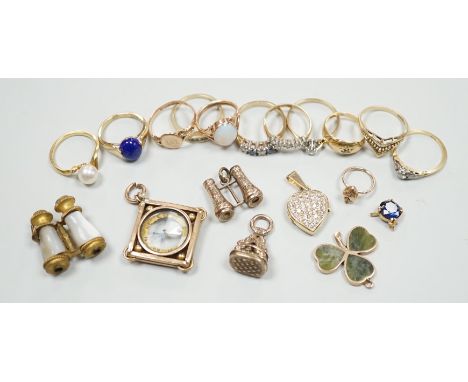 A small collection of Edwardian and later jewellery, including an 18ct gold and diamond chip set ring, size G, an 18ct and sm