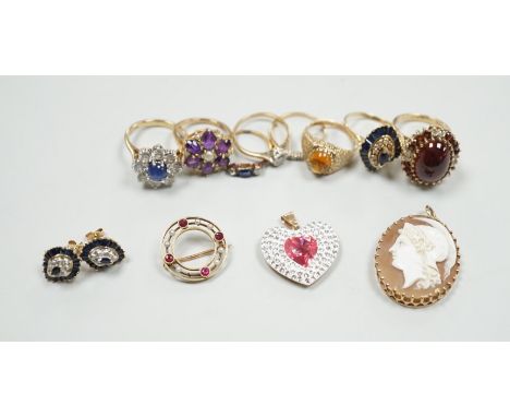 Eight assorted mainly modern 9ct gold and gem set dress rings, including amethyst and split pearl cluster, gross weight 30.7 